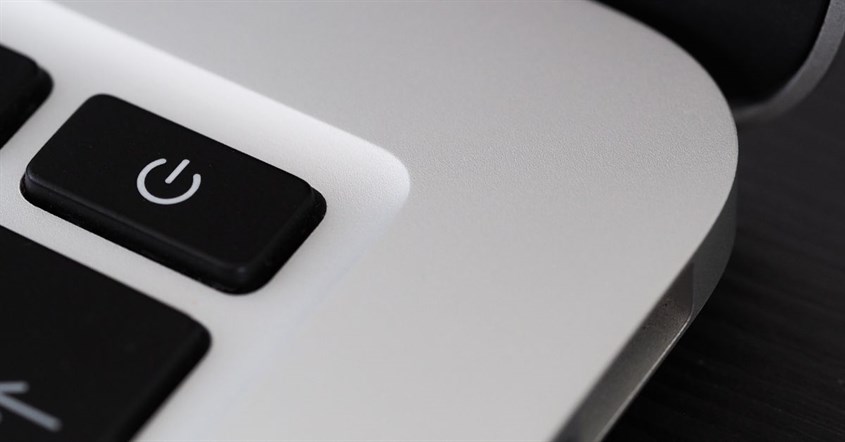 Cara membersihkan layar laptop dan macbook agar tetap bersih dan aman.