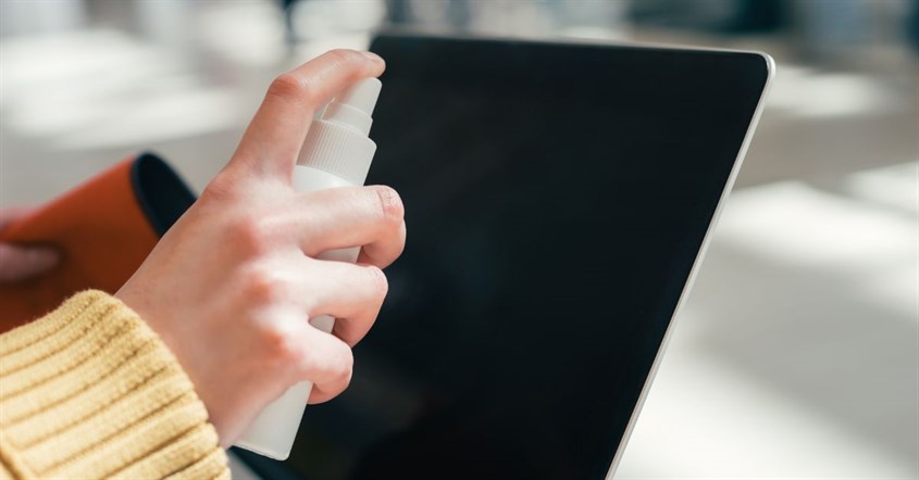 Cara membersihkan layar laptop dan macbook agar tetap bersih dan aman.