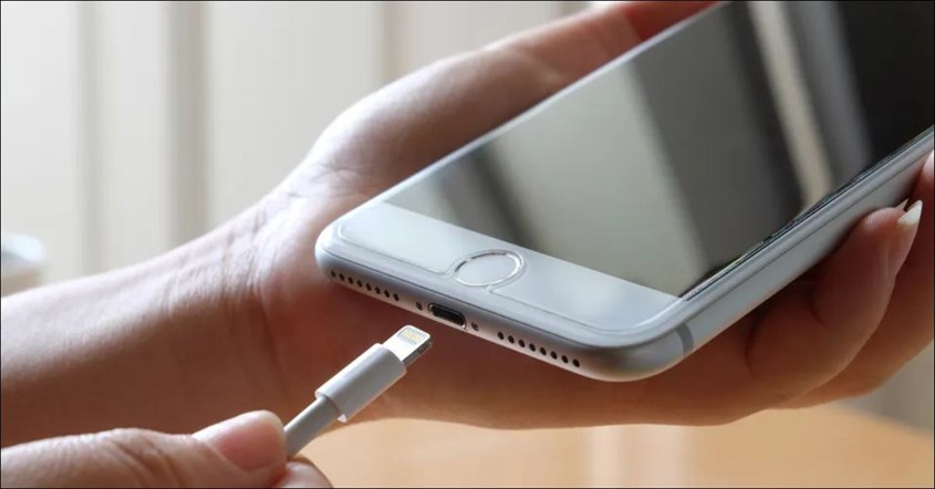 Cara Membersihkan Port USB HP