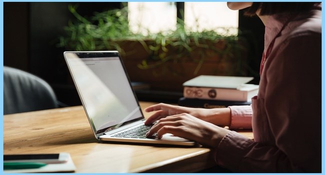 Letakkan Laptop di Meja Letakkan Laptop di Meja