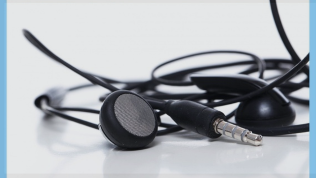 Menyimpan kabel earphone sembarangan Menyimpan kabel earphone sembarangan