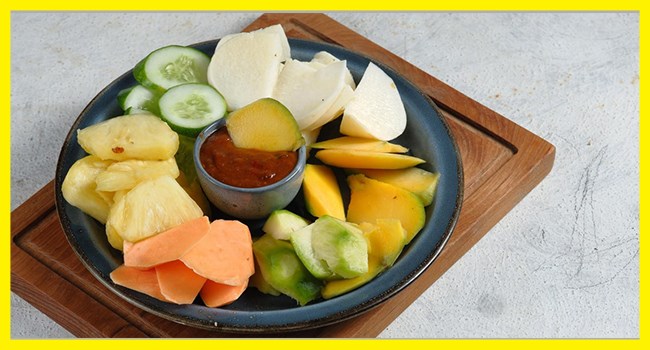 Rujak terdiri dari berbagai jenis buah-buahan Rujak terdiri dari berbagai jenis buah-buahan