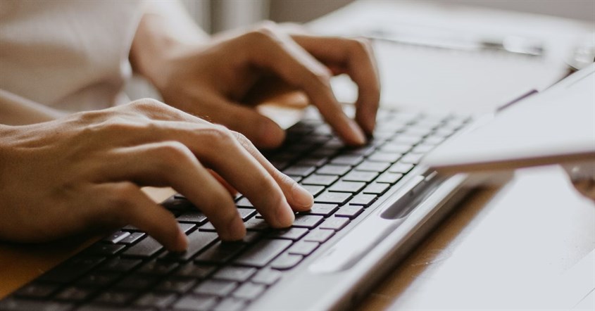 Solusi praktis untuk mengatasi masalah keyboard laptop yang mengetik sendiri agar kembali normal dan nyaman digunakan.