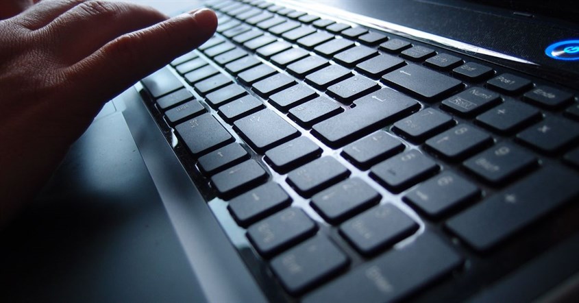 Solusi praktis untuk mengatasi masalah keyboard laptop yang mengetik sendiri agar kembali normal dan nyaman digunakan.