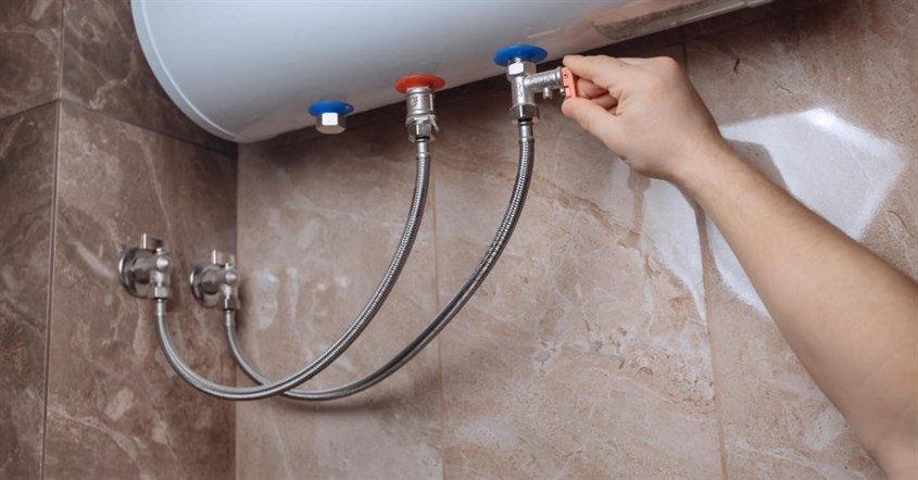 Memutar kenop air sebagai cara menggunakan water heater Memutar kenop air sebagai cara menggunakan water heater