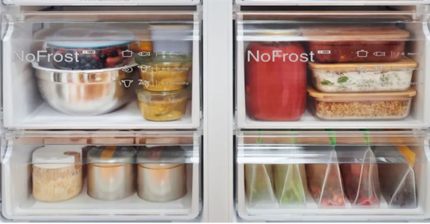 Tampilan kulkas no frost yang penuh dengan makanan, hemat tempat. Tampilan kulkas no frost yang penuh dengan makanan, hemat tempat.