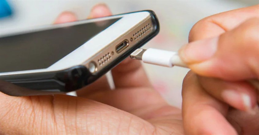 menggunakan charger dengan kualitas kurang baik menggunakan charger dengan kualitas kurang baik