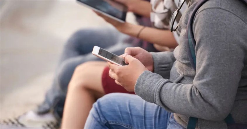 Beberapa orang duduk di trotoar, asyik dengan ponsel mereka, mungkin mencari tahu kenapa hp cepat panas. Beberapa orang duduk di trotoar, asyik dengan ponsel mereka, mungkin mencari tahu kenapa hp cepat panas.