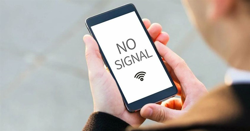 Ponsel dengan layar kosong menampilkan pesan "tidak ada sinyal" di tengah. Ponsel dengan layar kosong menampilkan pesan "tidak ada sinyal" di tengah.