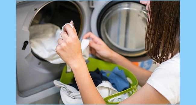 Angkat pakaian dari dalam mesin cuci Angkat pakaian dari dalam mesin cuci