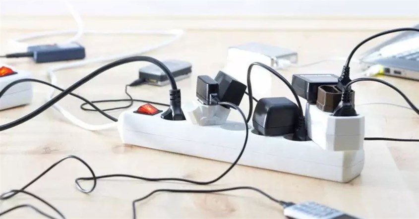 Visual panduan untuk menjaga elektronik tetap aman dari lonjakan listrik dan penyebab pemborosan listrik.