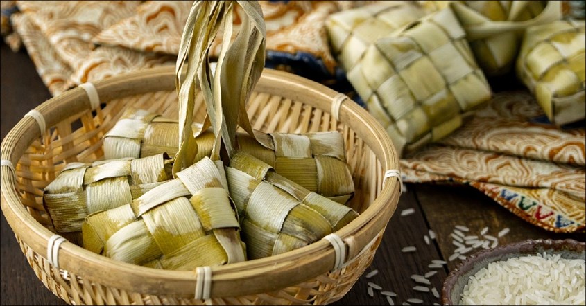 Tiriskan Ketupat Setelah Matang Tiriskan Ketupat Setelah Matang