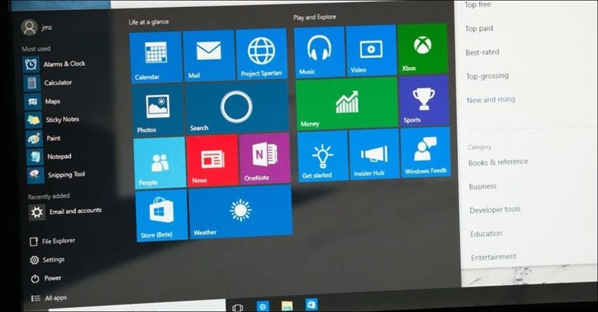 Menggunakan Aplikasi di Laptop Menggunakan Aplikasi di Laptop