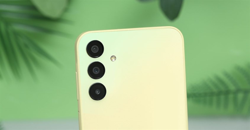 Samsung Galaxy A15 dilengkapi dengan sensor sidik jari yang terintegrasi dengan tombol Power di sisi bodi. 