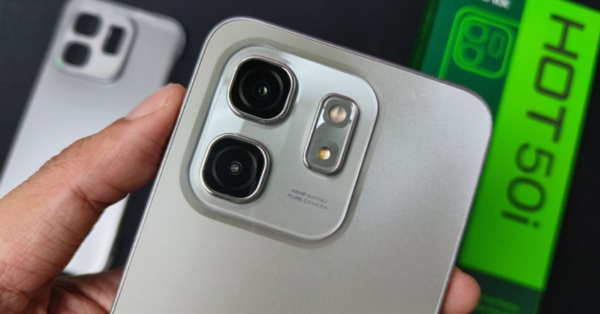 Desain bodi spesifikasi Infinix Hot 50i yang menunjukkan modul kamera dan kamera beresolusi tinggi Desain bodi belakang spesifikasi Infinix Hot 50i yang menunjukkan modul kamera dan kamera beresolusi tinggi