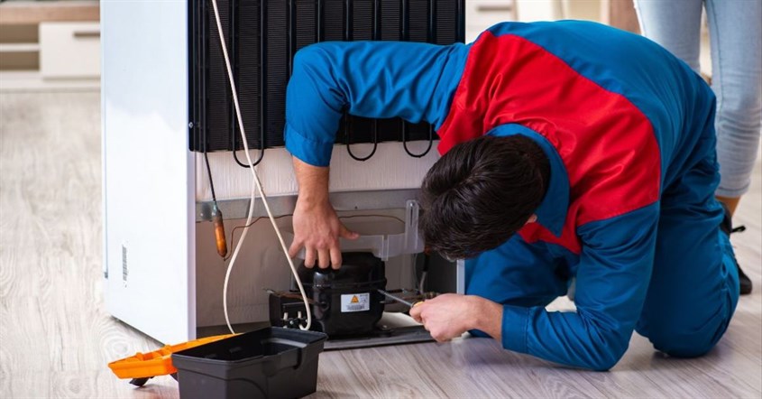 Gambar teknisi yang sedang mengecek cara kerja kompresor inverter Gambar teknisi yang sedang mengecek cara kerja kompresor inverter