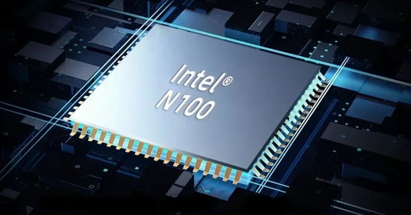 Ilustrasi prosesor Intel N100 yang disematkan ke dalam laptop.