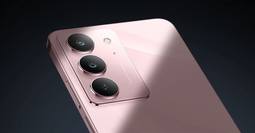 Bagian belakang realme c75x spesifikasi yang menampilkan modul kamera Bagian belakang realme c75x spesifikasi yang menampilkan modul kamera