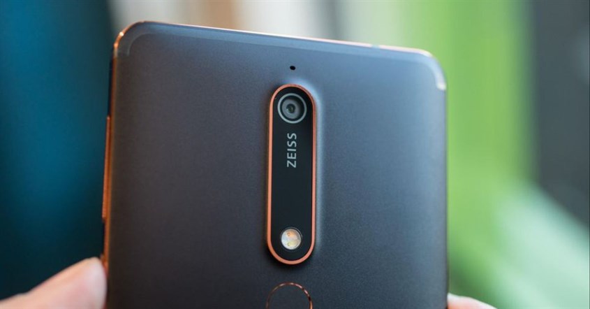 Tampilan belakang handphone dengan kamera yang didukung lensa zeiss Tampilan belakang handphone dengan kamera yang didukung lensa zeiss