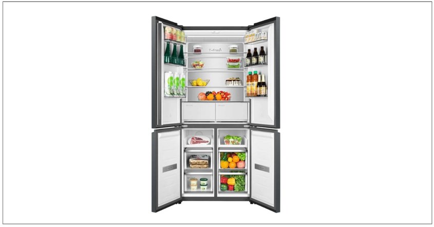 Salah satu ilustrasi kulkas TCL yang dibuka, berisi buah dan daging segar.