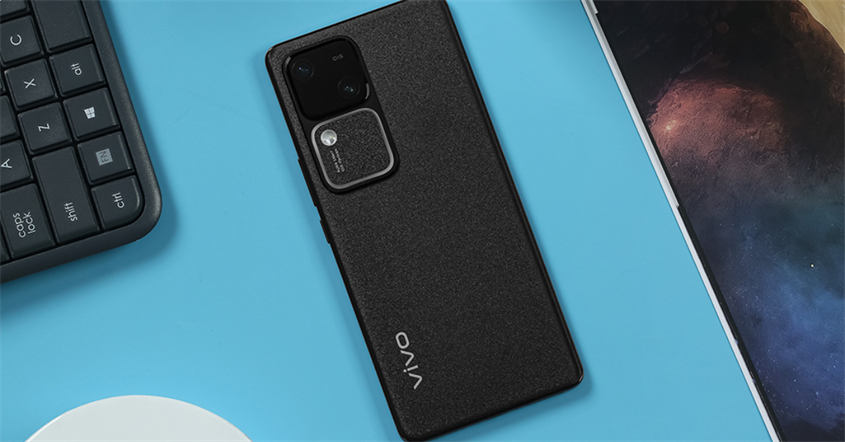 Vivo V30 5G dalam balutan warna hitam elegan.
