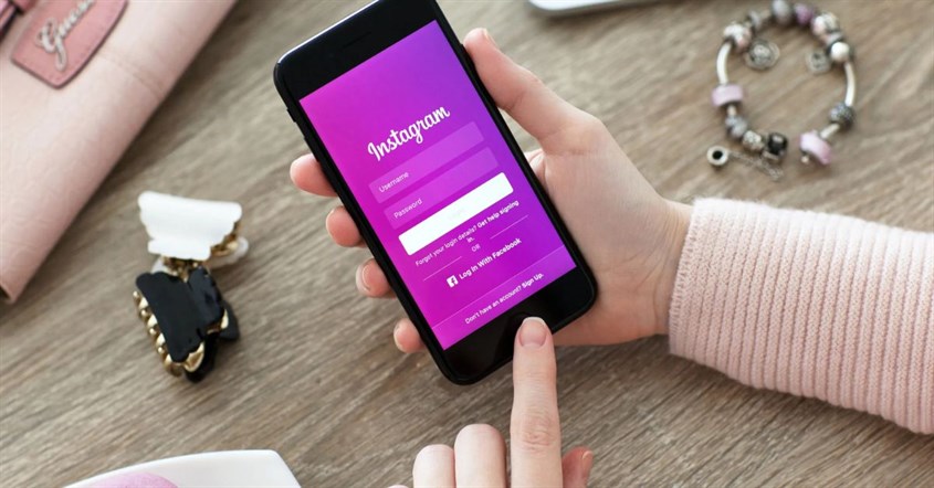 Tampilan awal saat log di hp sebelum melakukan cara menonaktifkan instagram di aplikasi Tampilan awal saat log di hp sebelum melakukan cara menonaktifkan instagram di aplikasi