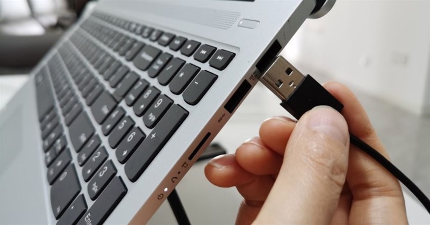Memeriksa kondisi port atau usb saat usb laptop tidak berfungsi Memeriksa kondisi port atau usb saat usb laptop tidak berfungsi