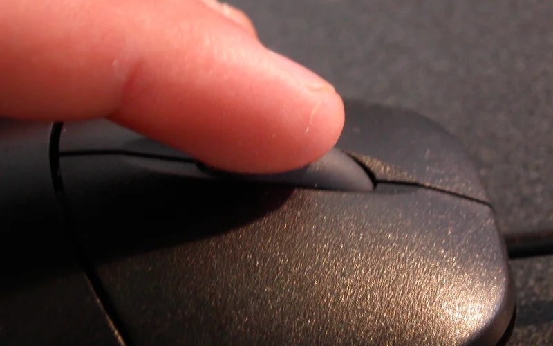 Kotoran atau Debu Terperangkap di Roda Scroll Kotoran atau Debu Terperangkap di Roda Scroll