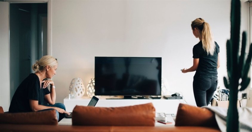 Tips dalam memilih jenis TV salah satunya menyesuaikan dengan luas ruangan