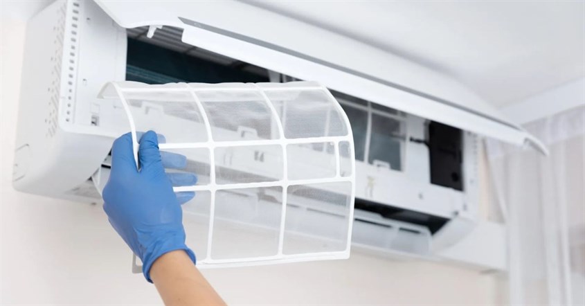 Solusi mengatasi ac mati sendiri bisa dengan membersihkan filter indoor Solusi mengatasi ac mati sendiri bisa dengan membersihkan filter indoor