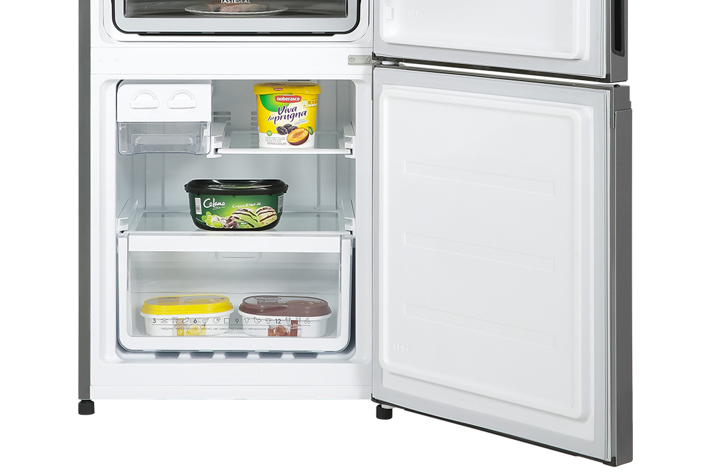 Kemudahan membuat es batu - Kulkas 2 Pintu Electrolux Inverter 335L EBB3702K-A Kemudahan membuat es batu - Kulkas 2 Pintu Electrolux Inverter 335L EBB3702K-A